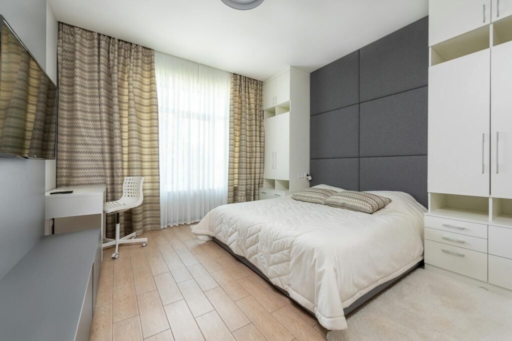 A modern, well-appointed hotel room in New York City, featuring plush bedding, crisp white linens, and a cozy seating area. Sunlight streams in through large windows, casting a warm glow over the space. The room is impeccably clean and tastefully decorated, with subtle pops of color and high-end furnishings that create a sense of luxury on a budget. In the background, the iconic New York City skyline is visible, a testament to the prime location of this affordable accommodation. The overall atmosphere is one of tranquility and comfort, offering a respite from the bustling city outside. A modern, well-appointed hotel room in New York City, featuring plush bedding, crisp white linens, and a cozy seating area. Sunlight streams in through large windows, casting a warm glow over the space. The room is impeccably clean and tastefully decorated, with subtle pops of color and high-end furnishings that create a sense of luxury on a budget. In the background, the iconic New York City skyline is visible, a testament to the prime location of this affordable accommodation. The overall atmosphere is one of tranquility and comfort, offering a respite from the bustling city outside.